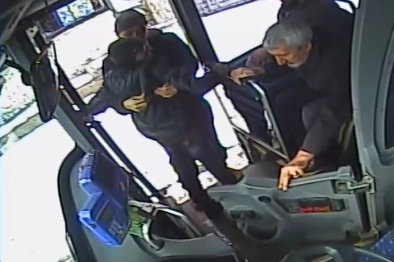 Bingöl'de özel halk otobüsü şoförü, engelli genci kucağında taşıyarak otobüse bindirdi Bingöl'de özel halk otobüsü şoförü, engelli genci kucağında taşıyarak otobüse bindirdi